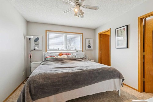 43 Elizabeth Way Se, Airdrie, AB - Indoor Photo Showing Bedroom