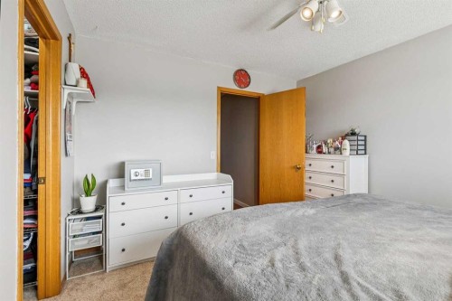 43 Elizabeth Way Se, Airdrie, AB - Indoor Photo Showing Bedroom