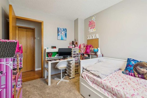 43 Elizabeth Way Se, Airdrie, AB - Indoor Photo Showing Bedroom