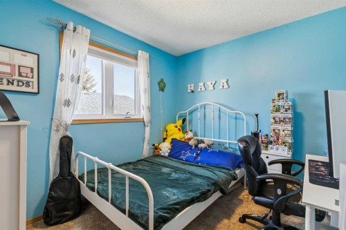43 Elizabeth Way Se, Airdrie, AB - Indoor Photo Showing Bedroom