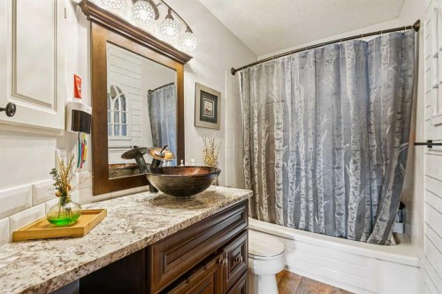 43 Elizabeth Way Se, Airdrie, AB - Indoor Photo Showing Bathroom