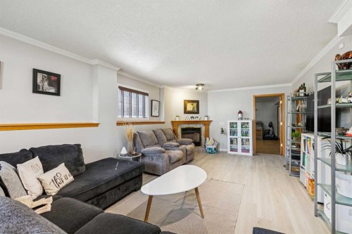 43 Elizabeth Way Se, Airdrie, AB - Indoor Photo Showing Living Room