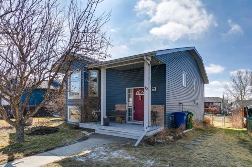 43 Elizabeth Way Se, Airdrie, AB - Outdoor