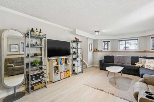 43 Elizabeth Way Se, Airdrie, AB - Indoor Photo Showing Living Room