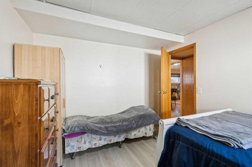 43 Elizabeth Way Se, Airdrie, AB - Indoor Photo Showing Bedroom