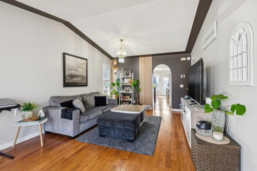 43 Elizabeth Way Se, Airdrie, AB - Indoor Photo Showing Living Room
