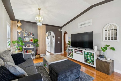 43 Elizabeth Way Se, Airdrie, AB - Indoor Photo Showing Living Room