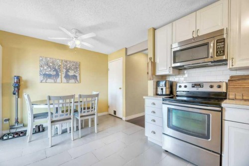75 Deerfield Drive Se, Calgary, AB - Indoor Photo Showing Kitchen