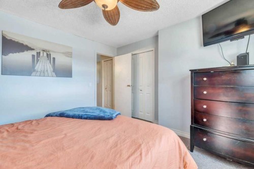 75 Deerfield Drive Se, Calgary, AB - Indoor Photo Showing Bedroom