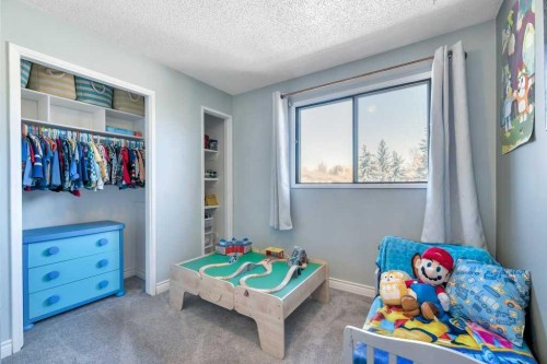 75 Deerfield Drive Se, Calgary, AB - Indoor Photo Showing Bedroom