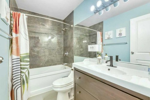 75 Deerfield Drive Se, Calgary, AB - Indoor Photo Showing Bathroom