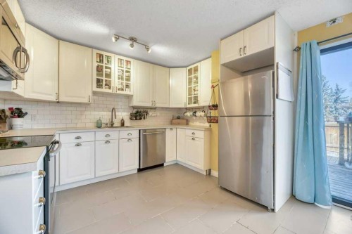 75 Deerfield Drive Se, Calgary, AB - Indoor Photo Showing Kitchen