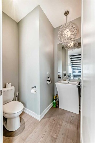 112 Hanover Road Sw, Calgary, AB - Indoor Photo Showing Bathroom