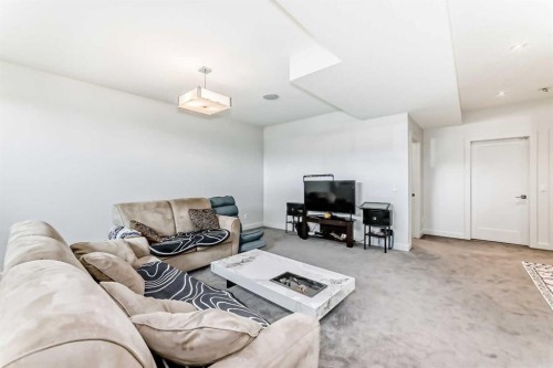 112 Hanover Road Sw, Calgary, AB - Indoor Photo Showing Living Room