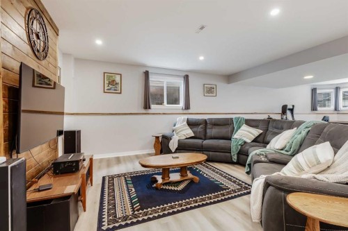 12 Mcclung Gate, Carstairs, AB - Indoor Photo Showing Living Room