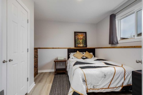 12 Mcclung Gate, Carstairs, AB - Indoor Photo Showing Bedroom