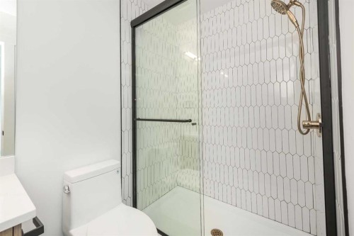 495 Rivercrest View, Cochrane, AB - Indoor Photo Showing Bathroom