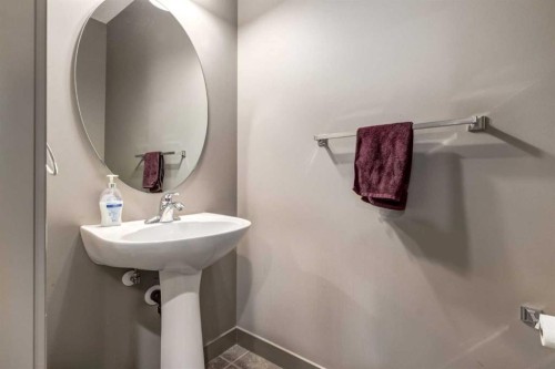 33 Everoak Circle Sw, Calgary, AB - Indoor Photo Showing Bathroom