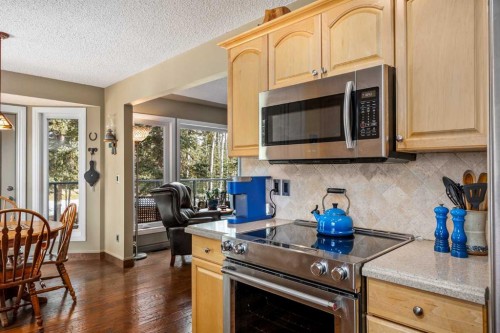 94 Sunset Way, Priddis Greens, AB - Indoor Photo Showing Kitchen