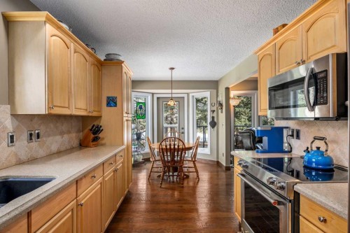 94 Sunset Way, Priddis Greens, AB - Indoor Photo Showing Kitchen