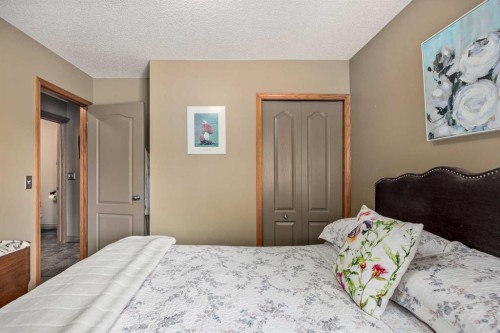 94 Sunset Way, Priddis Greens, AB - Indoor Photo Showing Bedroom