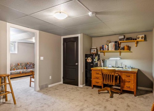 94 Sunset Way, Priddis Greens, AB - Indoor Photo Showing Office