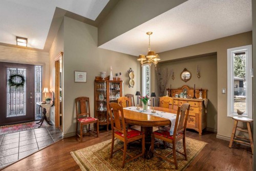94 Sunset Way, Priddis Greens, AB - Indoor Photo Showing Dining Room