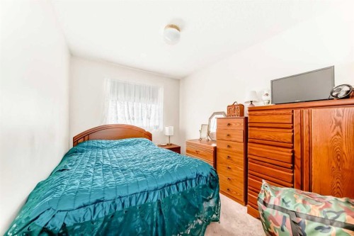 193 Somerset Drive Sw, Calgary, AB - Indoor Photo Showing Bedroom