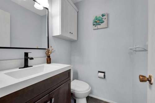 44 Strathclair Rise Sw, Calgary, AB - Indoor Photo Showing Bathroom