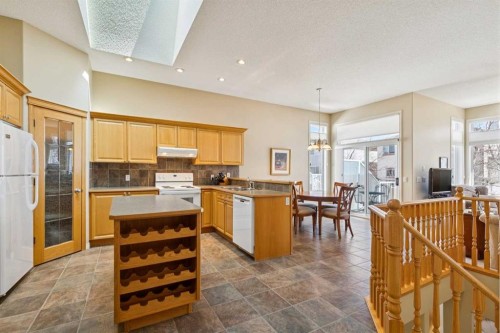 19 Wentworth Gardens Sw, Calgary, AB - Indoor Photo Showing Kitchen