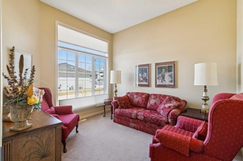 19 Wentworth Gardens Sw, Calgary, AB - Indoor Photo Showing Living Room