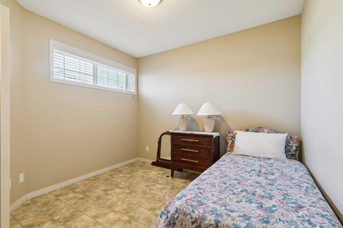 19 Wentworth Gardens Sw, Calgary, AB - Indoor Photo Showing Bedroom