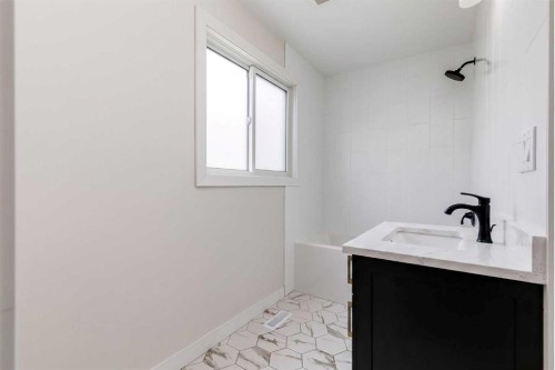 41 Alpine Crescent Se, Airdrie, AB - Indoor Photo Showing Bathroom