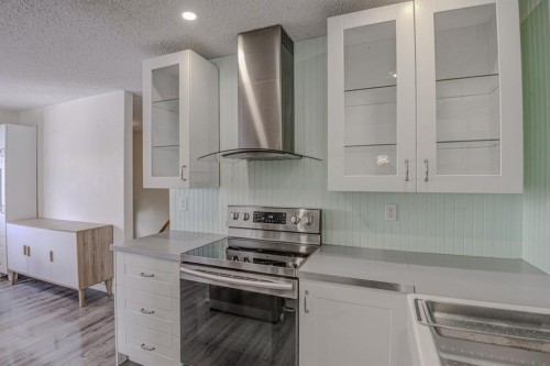 8408 Berkley Road Nw, Calgary, AB - Indoor Photo Showing Kitchen