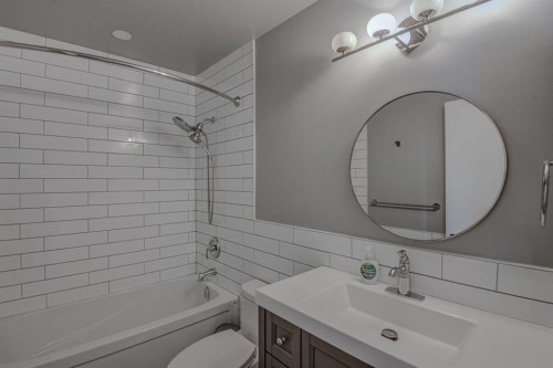 8408 Berkley Road Nw, Calgary, AB - Indoor Photo Showing Bathroom