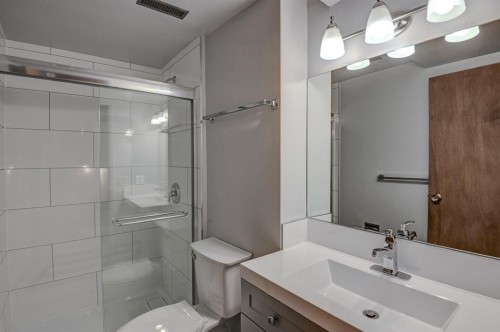 8408 Berkley Road Nw, Calgary, AB - Indoor Photo Showing Bathroom