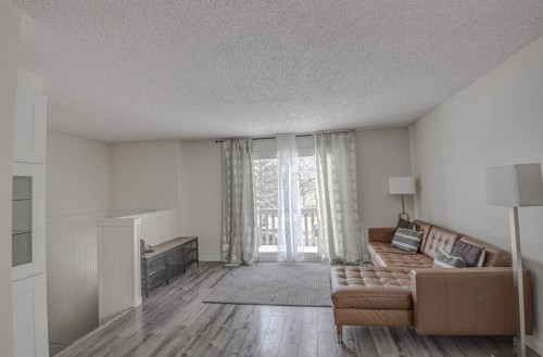8408 Berkley Road Nw, Calgary, AB - Indoor Photo Showing Living Room