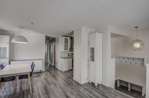 8408 Berkley Road Nw, Calgary, AB - Indoor Photo Showing Dining Room