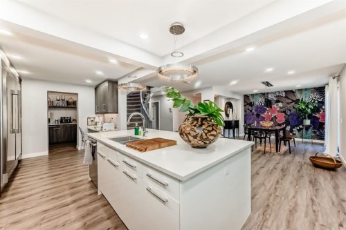 22 Coach Manor Terrace Sw, Calgary, AB - Indoor Photo Showing Kitchen