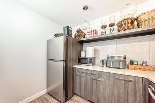 22 Coach Manor Terrace Sw, Calgary, AB - Indoor Photo Showing Kitchen