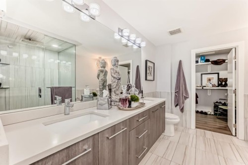 22 Coach Manor Terrace Sw, Calgary, AB - Indoor Photo Showing Bathroom