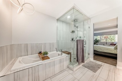 22 Coach Manor Terrace Sw, Calgary, AB - Indoor Photo Showing Bathroom