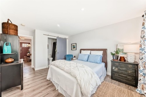 22 Coach Manor Terrace Sw, Calgary, AB - Indoor Photo Showing Bedroom