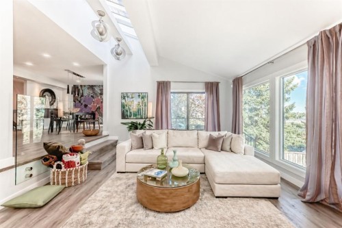 22 Coach Manor Terrace Sw, Calgary, AB - Indoor Photo Showing Living Room