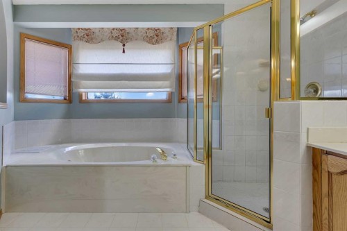 2856 Signal Hill Heights Sw, Calgary, AB - Indoor Photo Showing Bathroom