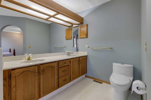 2856 Signal Hill Heights Sw, Calgary, AB - Indoor Photo Showing Bathroom