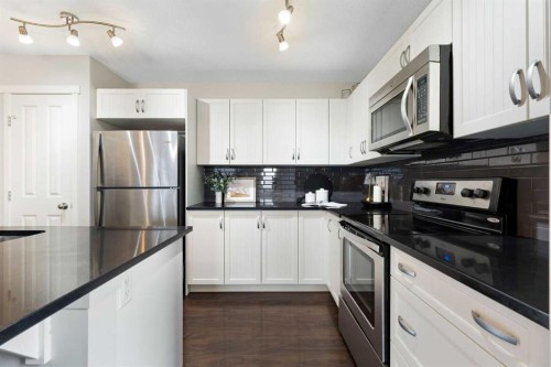 88 Copperpond Park Se, Calgary, AB - Indoor Photo Showing Kitchen