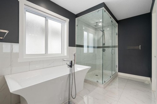 193 Walgrove Terrace Se, Calgary, AB - Indoor Photo Showing Bathroom