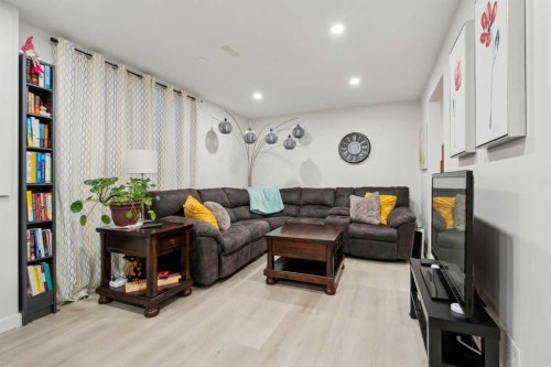 22 Nolanfield Heights Nw, Calgary, AB - Indoor Photo Showing Living Room