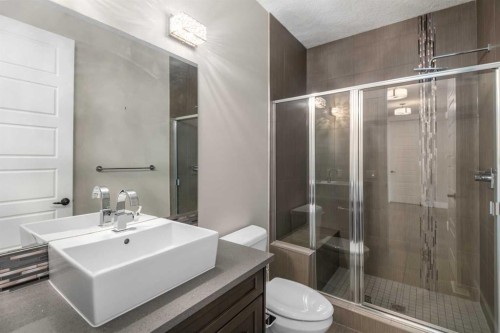 45 Rockcliff Heights Nw, Calgary, AB - Indoor Photo Showing Bathroom